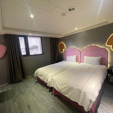 Check Inn Taichung Wenxin Zhongqing Eksteriør bilde